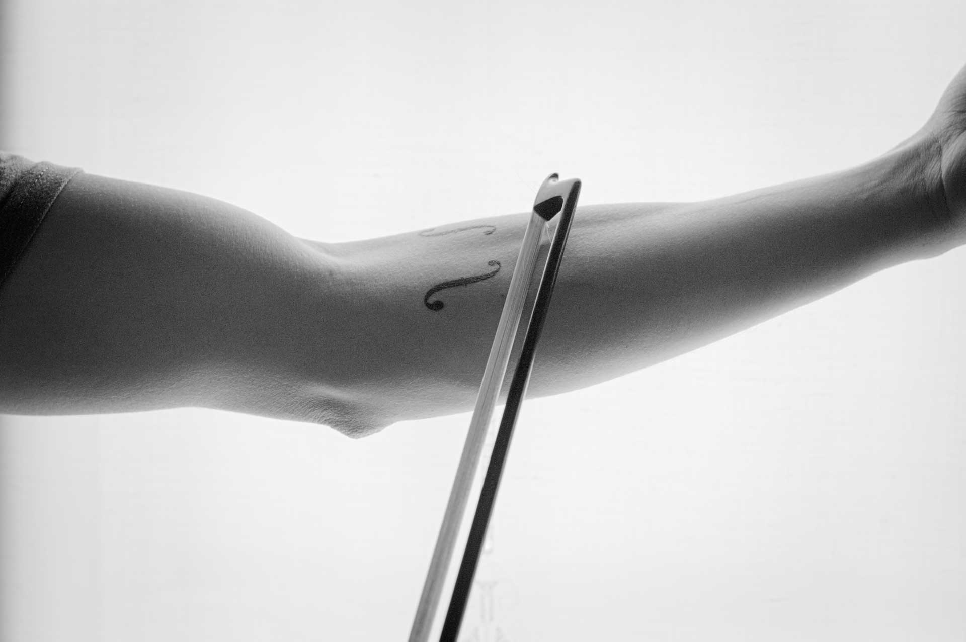 operador Cooperativa Logro Tatuaggio con la chiave di violino: cosa significa? - MUST Tattoo Skin Care